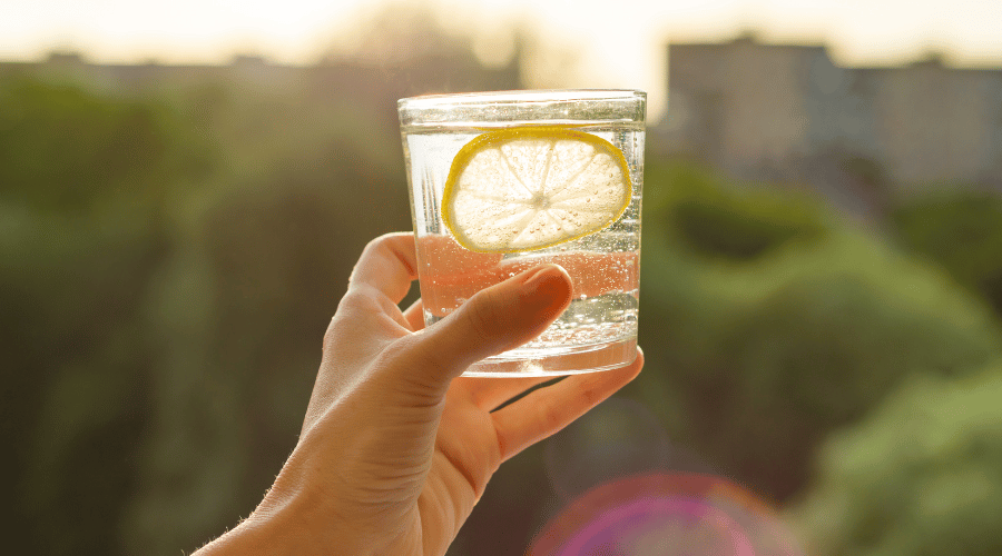 Veel mensen verwarren dorst met honger. Als je onvoldoende drinkt, kan het zijn dat je lichaam signalen afgeeft die lijken op honger, terwijl je eigenlijk alleen maar dorst hebt. Door gedurende de dag voldoende water te drinken, kun je dit misverstand voorkomen. Probeer regelmatig een glas water te drinken, vooral als je merkt dat je 's avonds vaak honger hebt. Dit kan een eenvoudige, maar effectieve manier zijn om te voorkomen dat je naar snacks grijpt wanneer je je afvraagt wat te doen tegen honger in de avond.