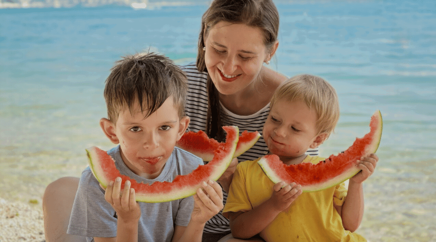 kinderen met watermaloen