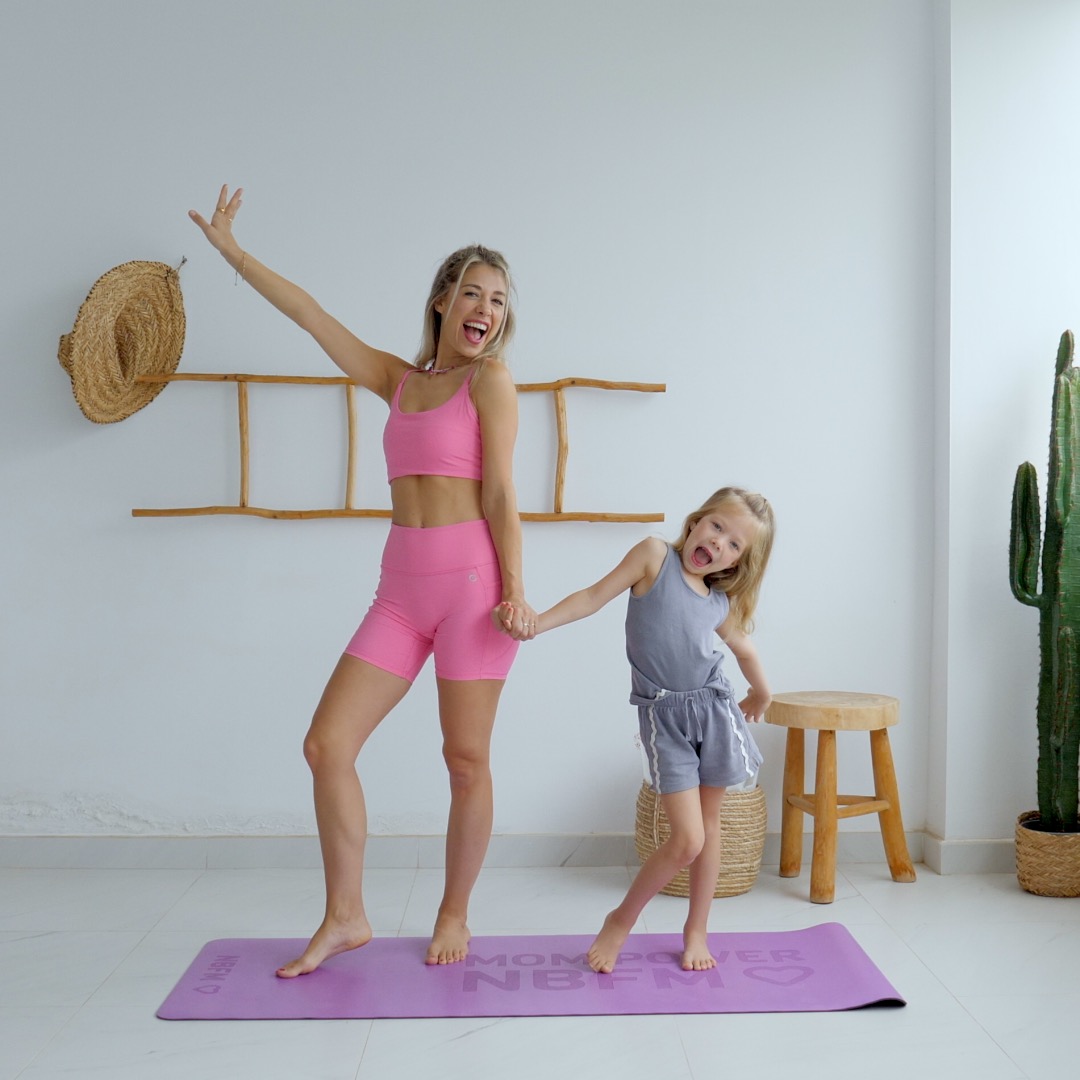 Moeder en kind samen aan het sporten